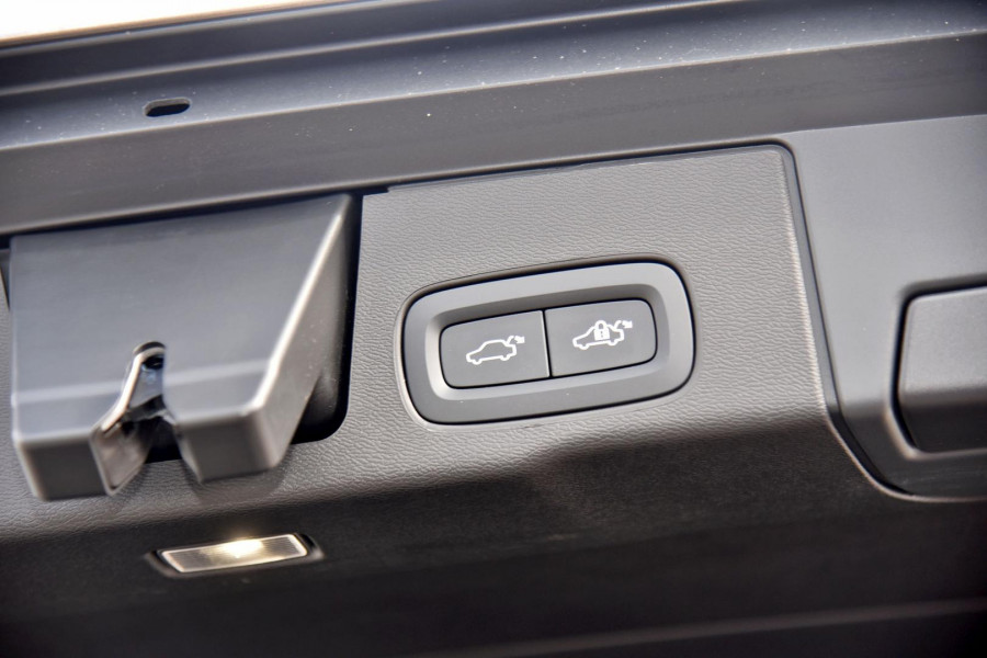2025 MY26 Volvo XC60 UZ Ultra T8 Plug-in Hybrid Dark SUV Image 22