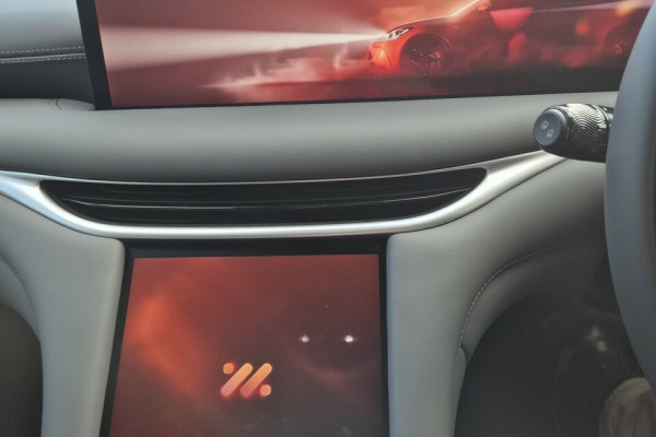 2026 MG IM5 P12L Platinum Hatch Image 11