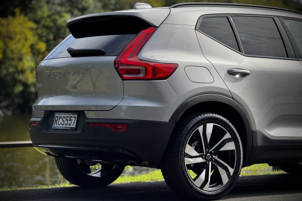 2025 Volvo XC40 XZ Ultra B4 Dark SUV Image 6