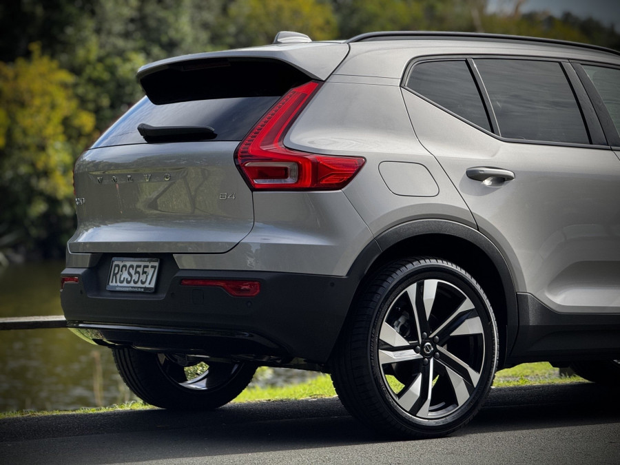 2025 Volvo XC40 XZ Ultra B4 Dark SUV Image 6