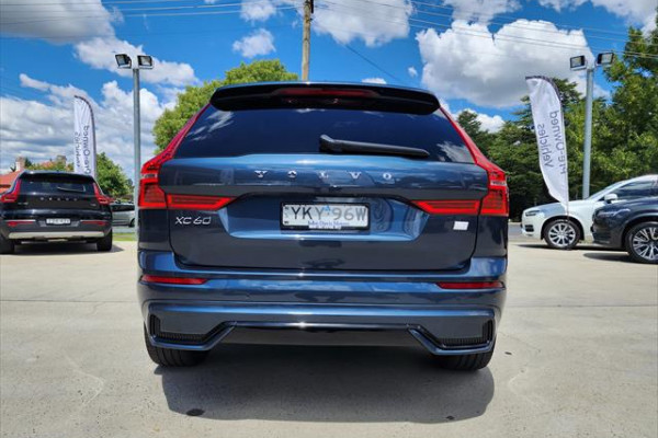 2022 Volvo XC60 Recharge Ultimate T8 - Plug-In Hybrid Wagon Image 4
