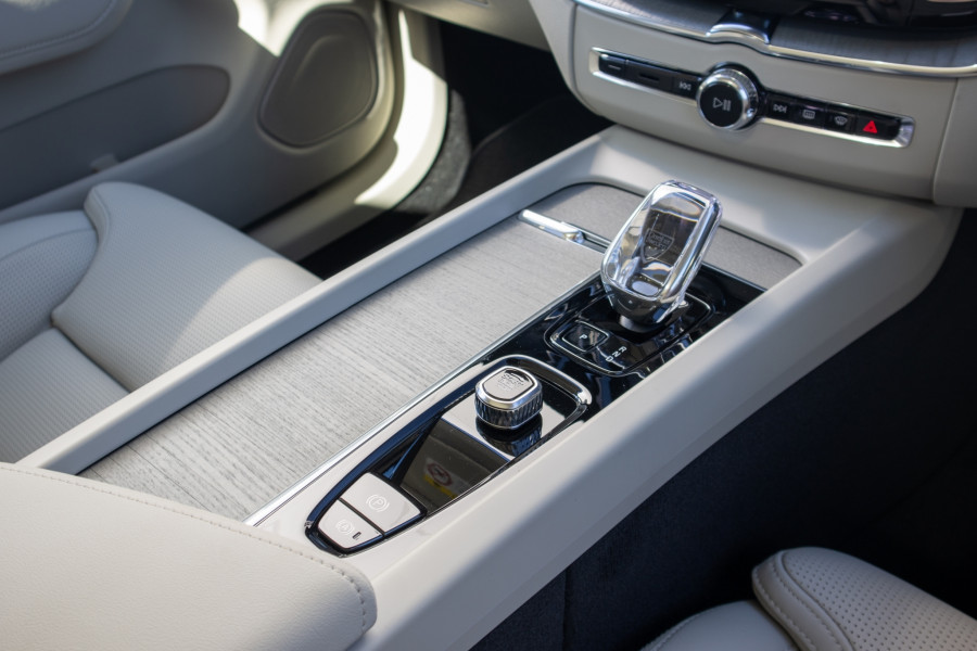2025 Volvo XC60 UZ Ultra T8 Plug-In Hybrid SUV Image 13