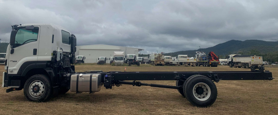 2025 Isuzu FXR 170-355 AT R57 Cab Chassis Image 9