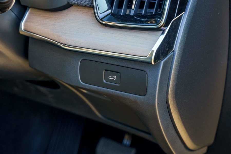 2025 MY26 Volvo XC90 L Series Plus B5 Bright SUV Image 17