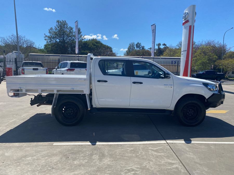 2019 Toyota HiLux  SR Dual Cab Cab Chassis Image 6