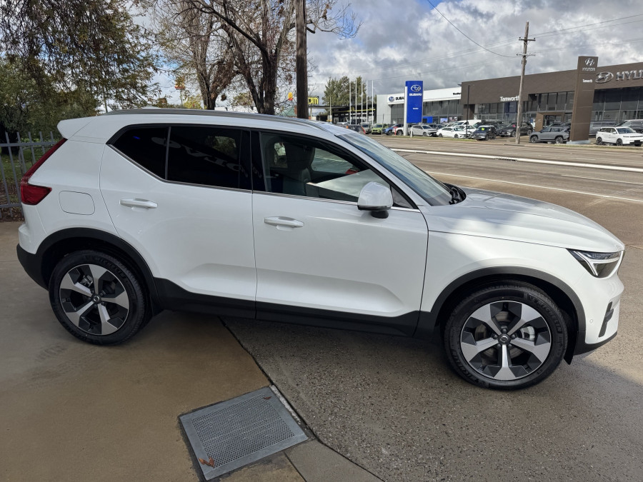 2026 Volvo XC40 XZ Ultra B4 Bright SUV Image 4