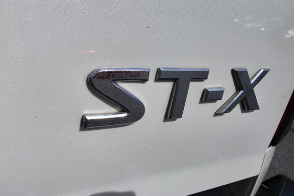 2018 Nissan Navara D23 Series 3 ST-X King Cab Pickup Image 14