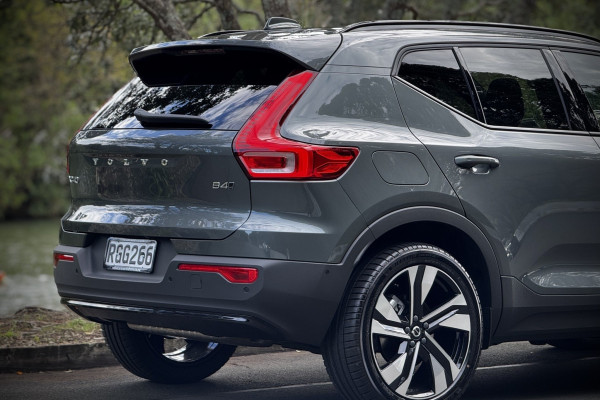 2025 Volvo XC40 XZ Ultra B4 Dark SUV Image 8