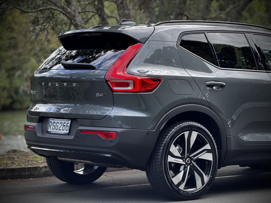 2025 Volvo XC40 XZ Ultra B4 Dark SUV Image 8