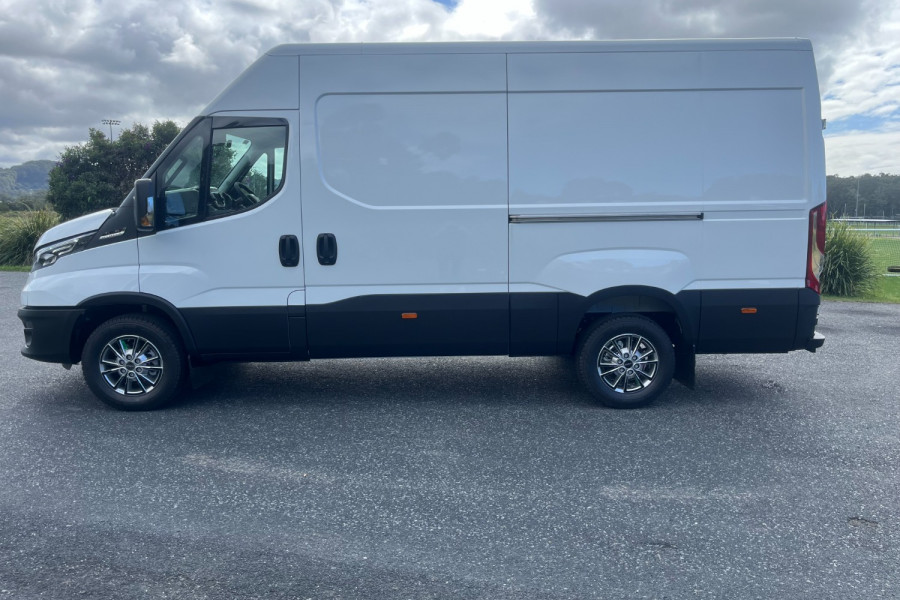 2024 Iveco Daily 35S18 Van Image 10