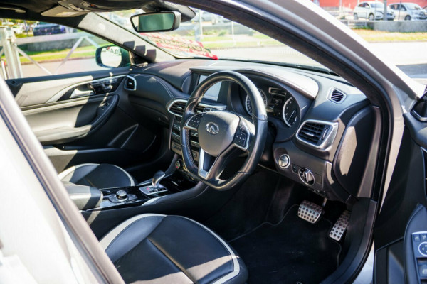 2017 Infiniti Q30 H15 Sport Premium D-CT Wagon Image 16