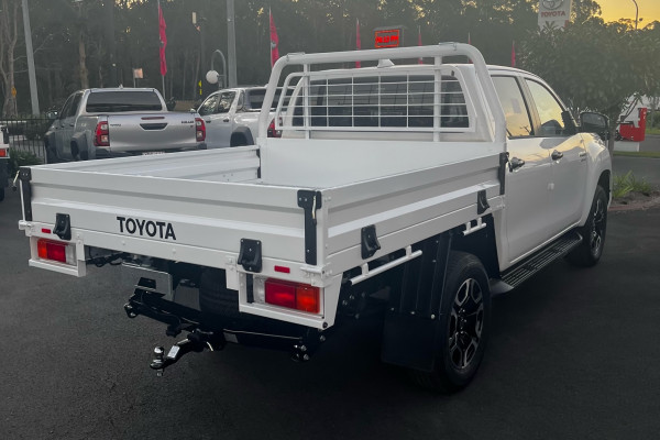 2025 Toyota HiLux GUN126R SR5 48V Cab Chassis Image 2