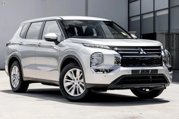 2025 Mitsubishi Outlander ZM ES SUV