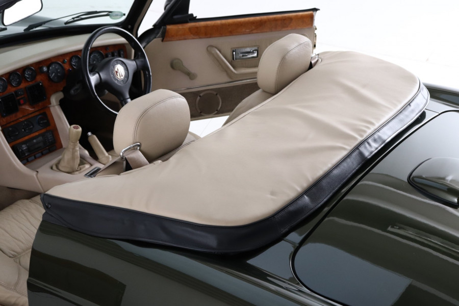 1996 MG RV8 Rover Coupe Image 8