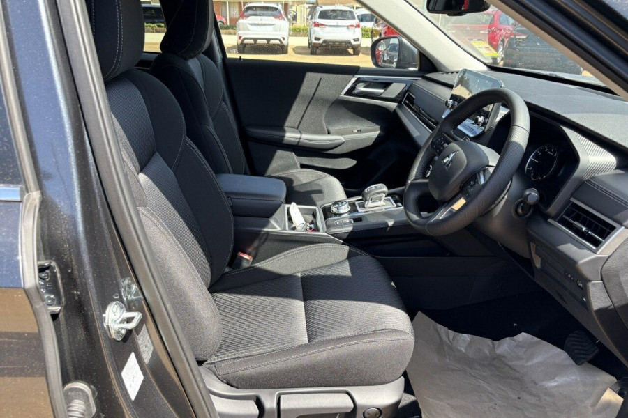2024 Mitsubishi Outlander ZM LS SUV Image 15
