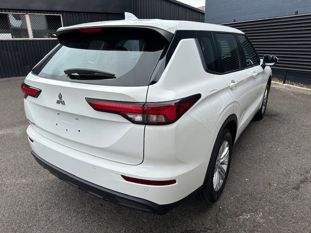 2023 Mitsubishi Outlander ZM ES SUV Image 3
