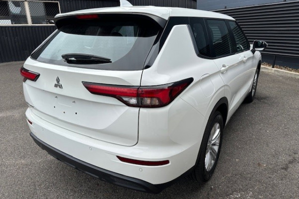 2023 Mitsubishi Outlander ZM ES SUV Image 3