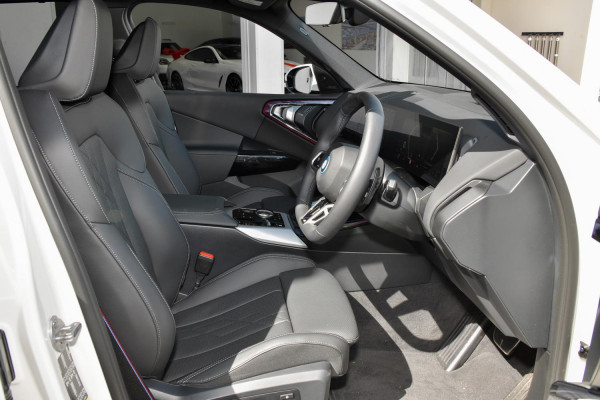 2025 BMW X3 G45 30e xDrive SUV image 6