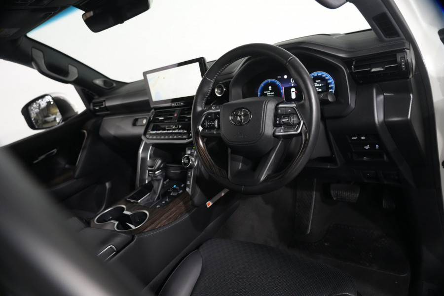 2025 Toyota LandCruiser Sahara SUV