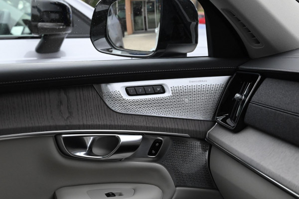 2026 Volvo XC90 L Series Ultra B5 Dark SUV Image 9