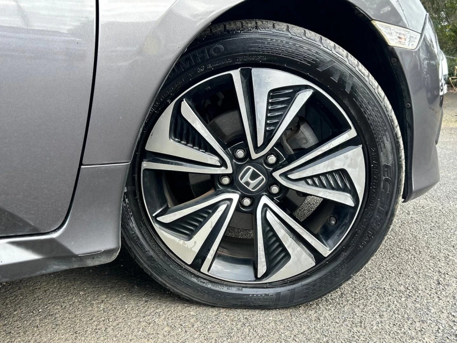 2018 Honda Civic 10th Gen VTi-L Sedan Image 2