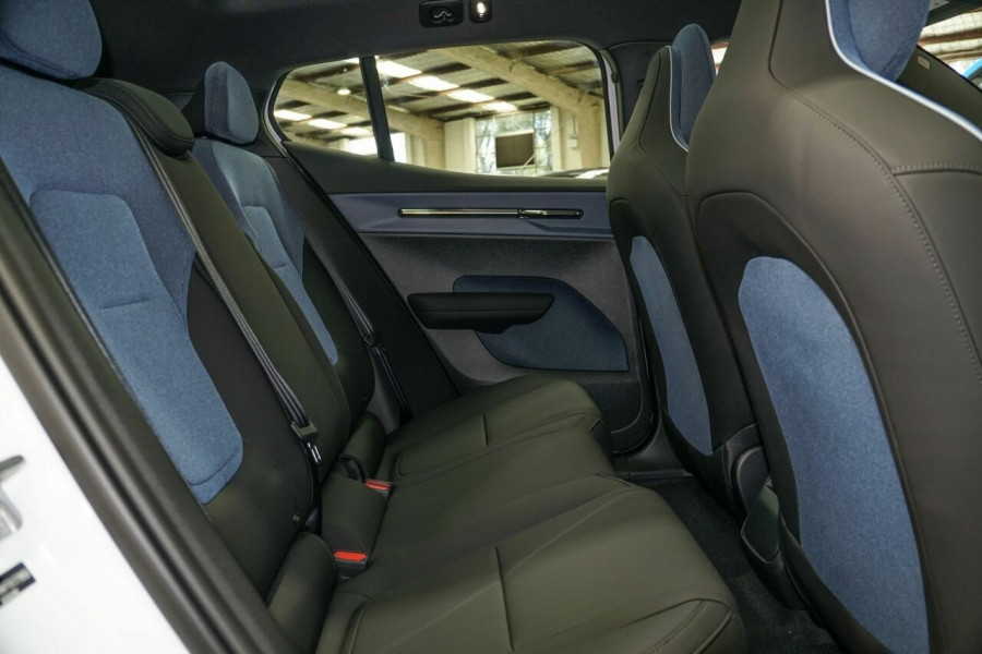 2026 Volvo EX30 Cross Country  Ultra Twin Motor Performance SUV Image 7