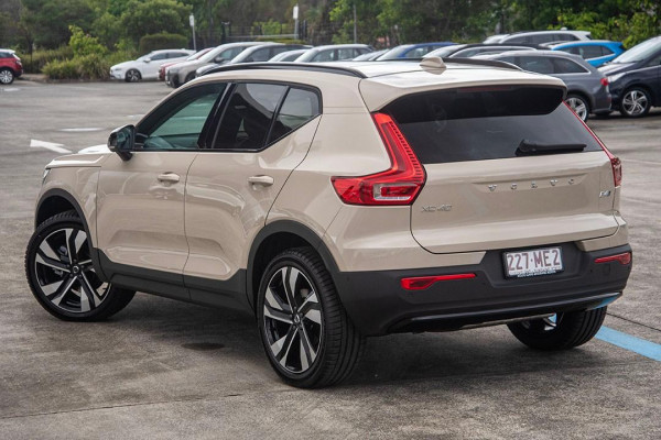 2024 MY25 Volvo XC40  Ultra B4 Dark SUV Image 4