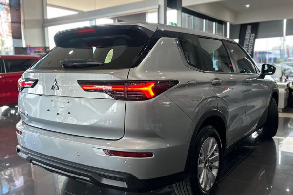2025 MY24 Mitsubishi Outlander ZM ES SUV Image 8