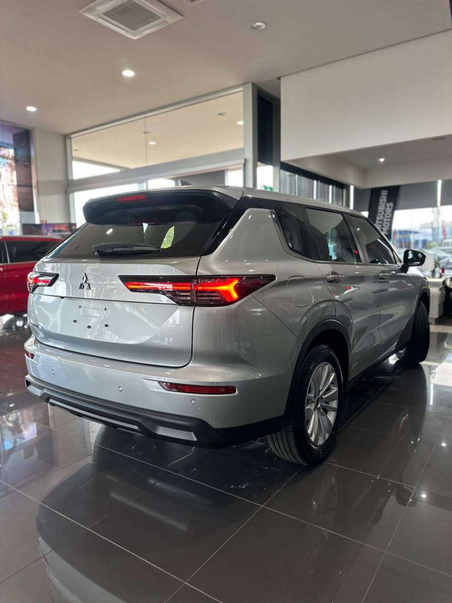 2025 MY24 Mitsubishi Outlander ZM ES SUV Image 8