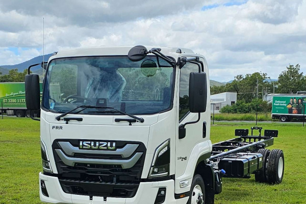 2025 Isuzu FRR 110-240 AM D53 Cab Chassis Image 2
