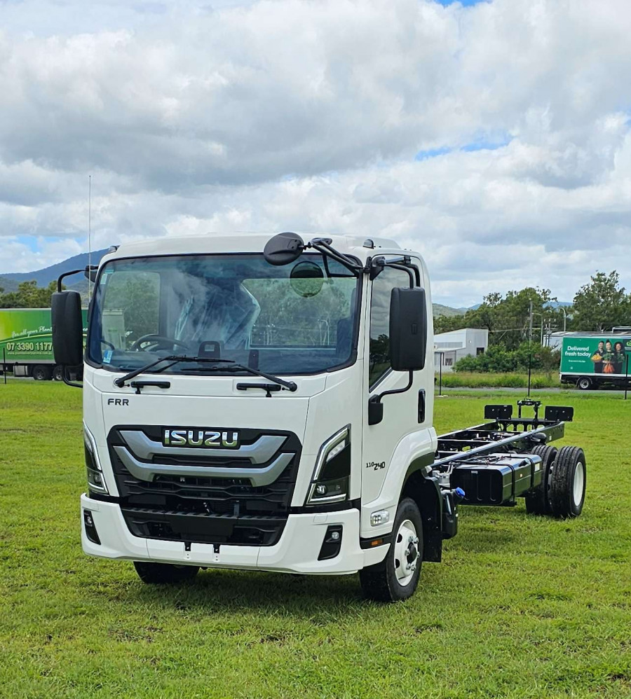 2025 Isuzu FRR 110-240 AM D53 Cab Chassis Image 2