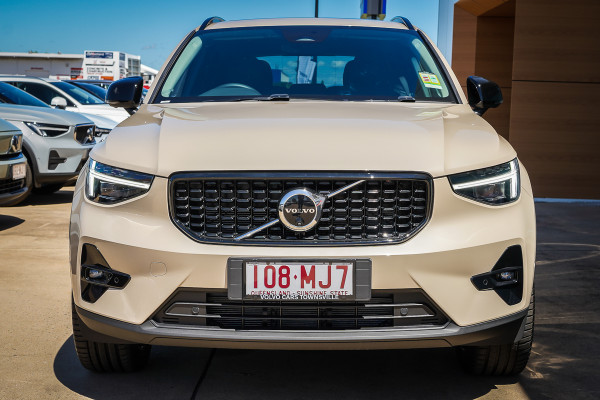 2024 MY25 Volvo XC40 XZ Ultra B4 Dark SUV Image 3
