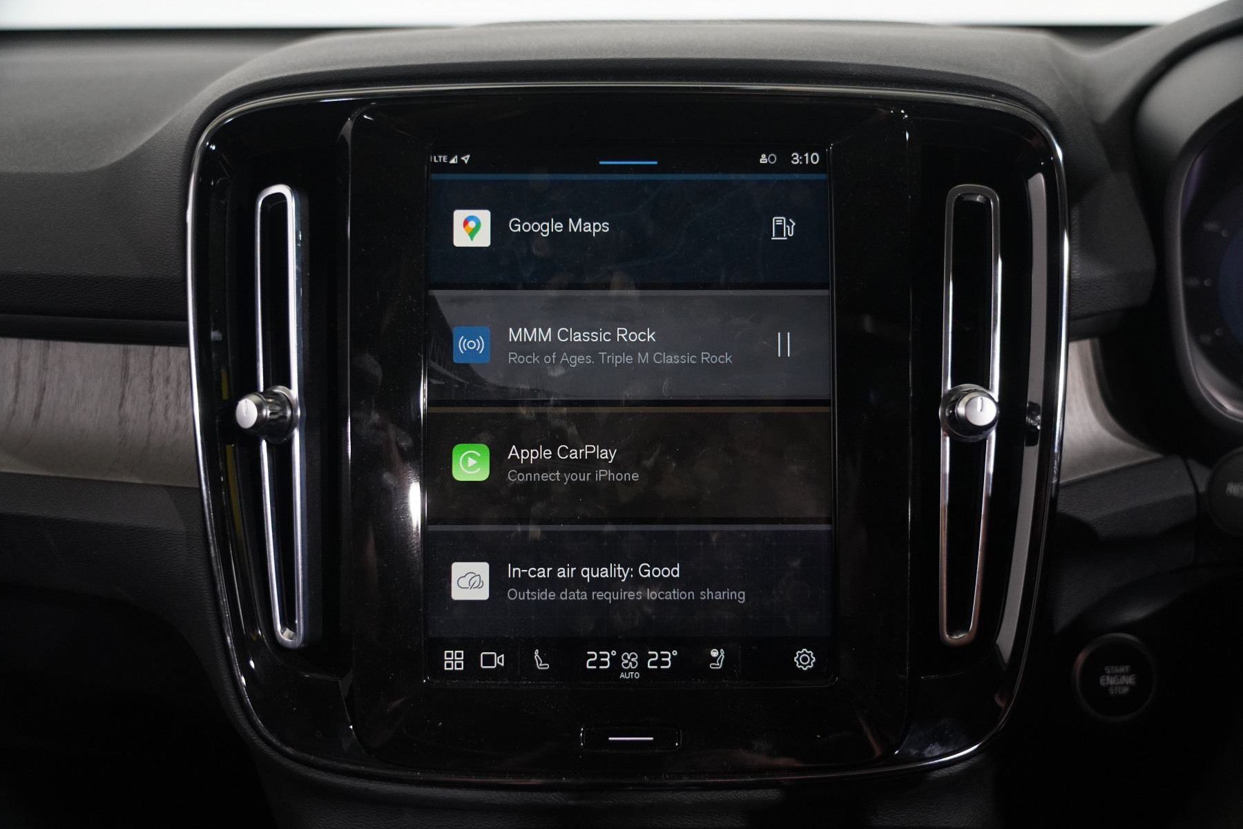 2022 Volvo Xc40 Ultimate B5 Dark Mhev SUV Image 24