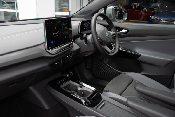 2025 Volkswagen ID. 5 E2 Pro SUV Image 8