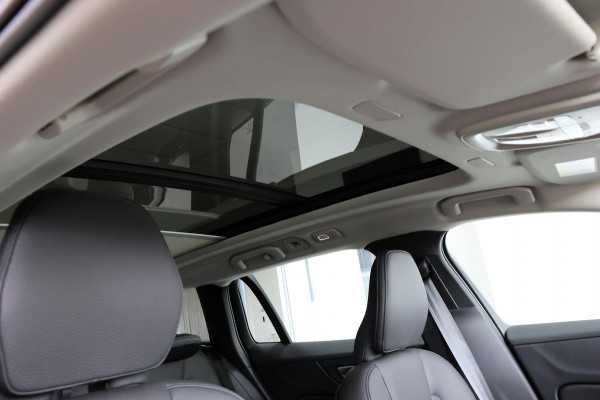 2024 Volvo V60 Cross Country  Ultimate B5 Bright Wagon Image 6