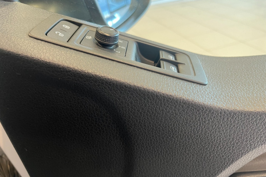 2018 Volkswagen Transporter T6 LWB Van Normal Roof Van Image 14
