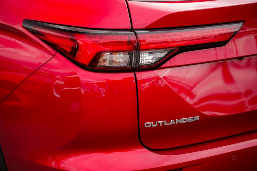 2024 Mitsubishi Outlander ZM Black Edition SUV Image 7