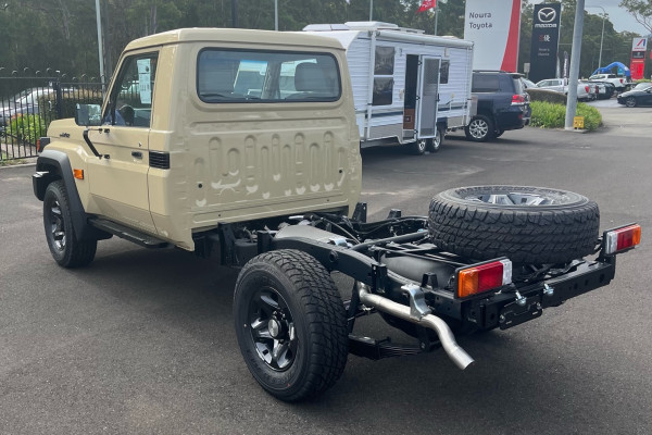 2024 Toyota LandCruiser GDJL79R (Cab Chassis) GX Single-Cab Cab-Chassis Image 2
