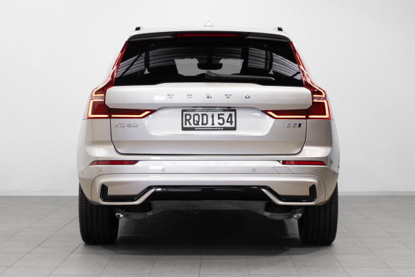 2026 Volvo XC60 UZ B5 Ultra Dark 2.0P, Mild Hybrid SUV Image 7