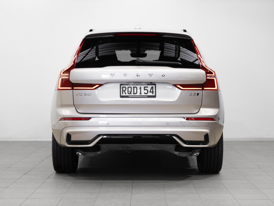 2026 Volvo XC60 UZ B5 Ultra Dark 2.0P, Mild Hybrid SUV Image 7