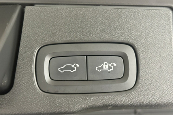 2022 Volvo XC60 UZ Recharge Plug-In Hybrid SUV Image 16