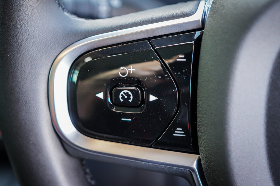 2025 Volvo XC60 Ultra T8 Plug-In Hybrid SUV Image 24