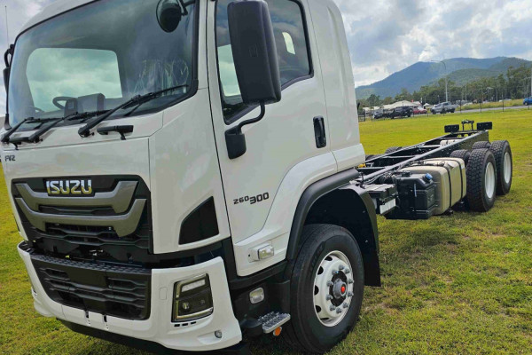 2025 Isuzu FVZ 260-300 AT R55 Cab Chassis Image 3