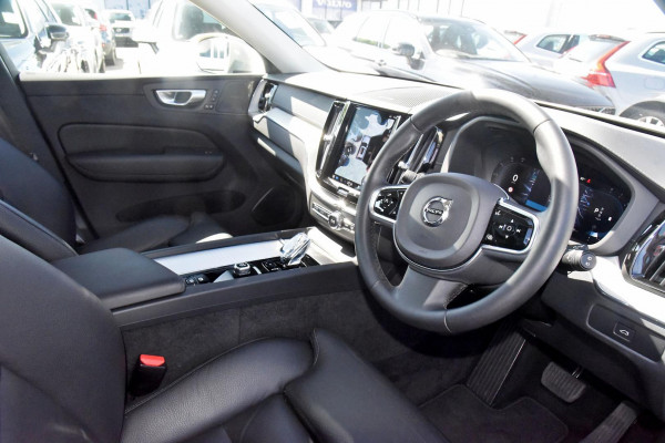 2023 Volvo XC60  Ultimate B5 Bright SUV Image 4