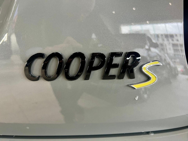 2021 MINI Cooper F56 LCI-2 Cooper SE MINI Yours Hatch image 6
