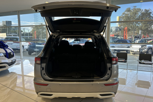 2023 Mitsubishi Outlander ZM LS SUV Image 21