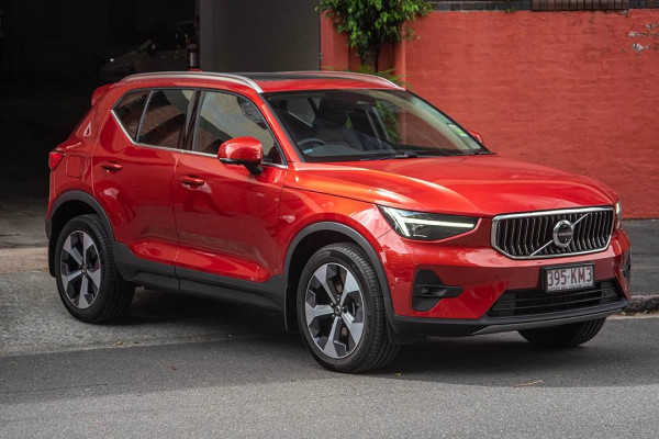 2023 Volvo XC40  Ultimate B4 Bright SUV Image 3