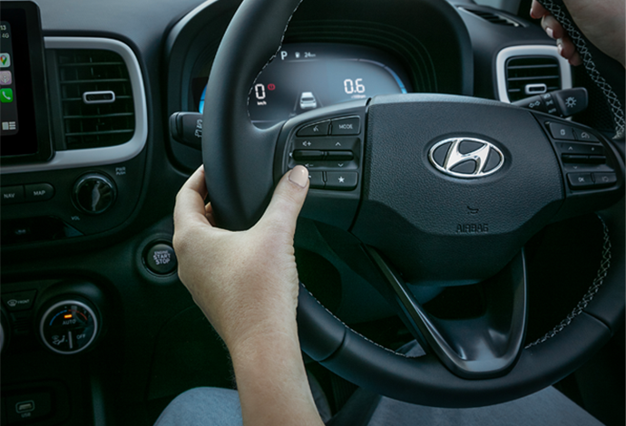 Steering wheel mounted audio & phone controls. 