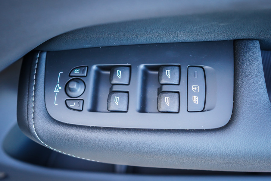 2025 Volvo XC60 Ultra T8 Plug-In Hybrid SUV Image 17