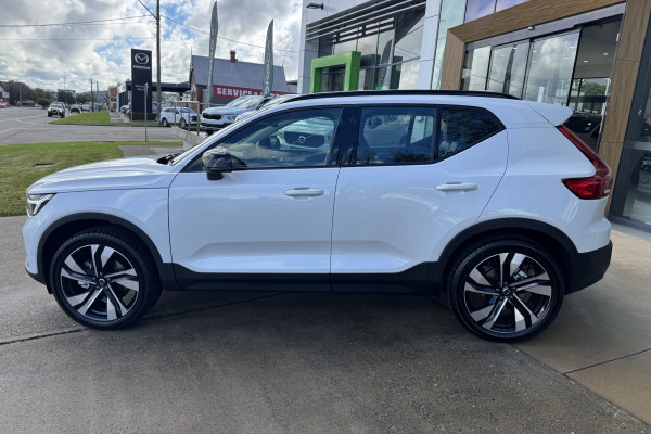 2026 Volvo XC40 XZ Ultra B4 Dark SUV Image 8